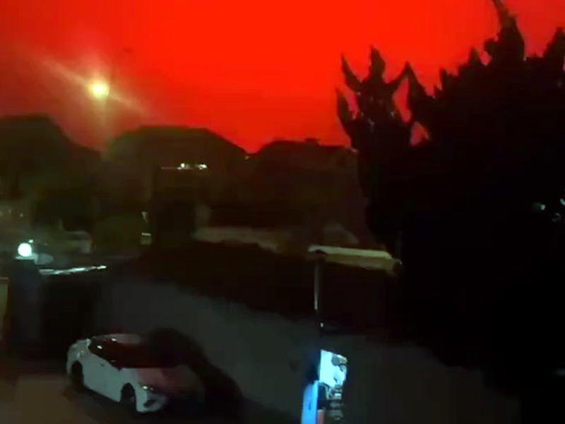 مشهد غريب لسماء حمراء دموية اللون فوق مدينة بالقرب من شنغهاي الصينية