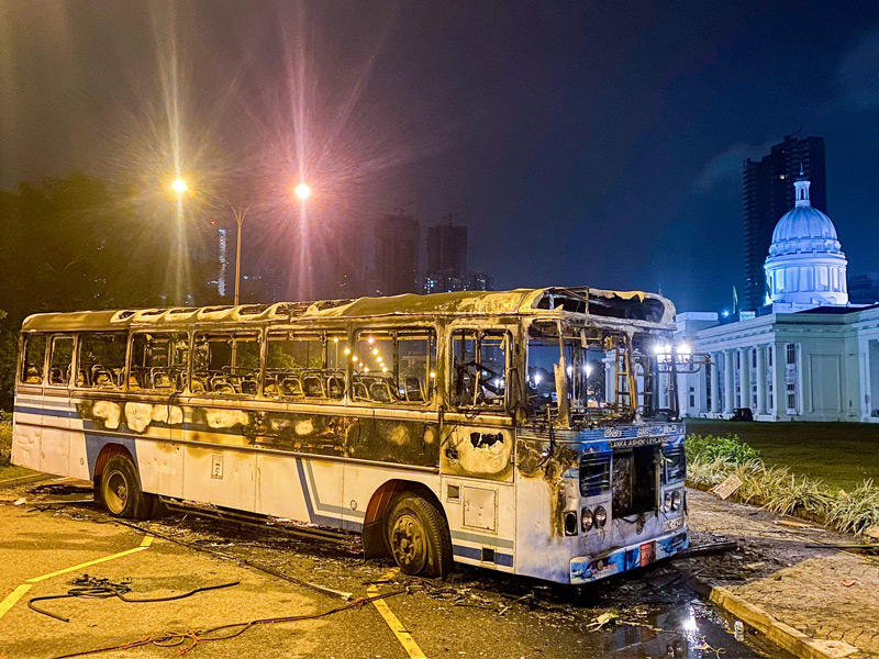 بقايا حافلة متفحمة بالقرب من المقر الرسمي لرئيس الوزراء السريلانكي المنتهية ولايته ماهيندا راجاباكسا في كولومبو