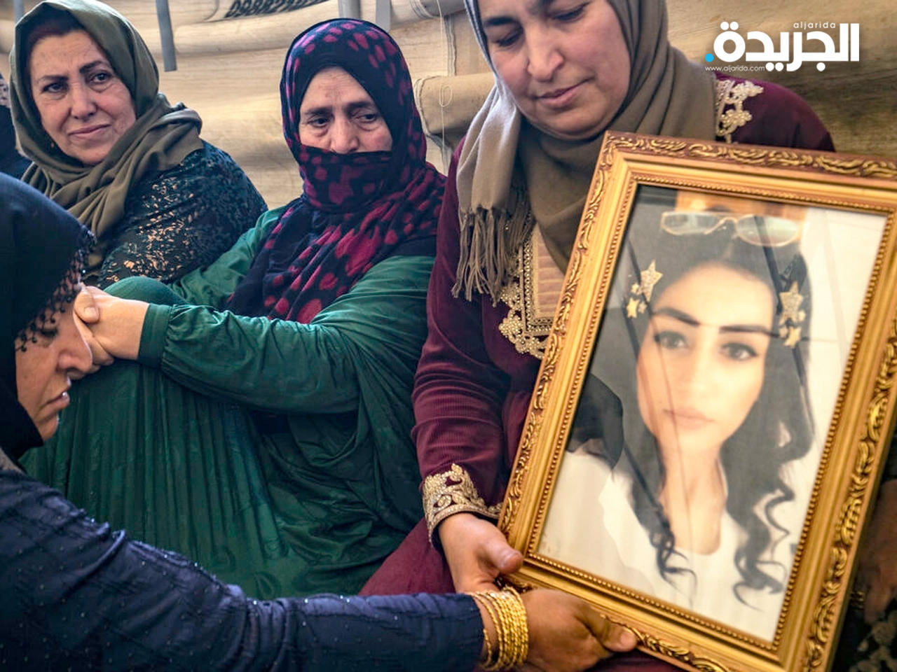 هيام سعدون تحمل صورة ابنتها إيناس المفقودة مع صديقتها جاندا بعد محاولتهما الوصول إلى أوروبا