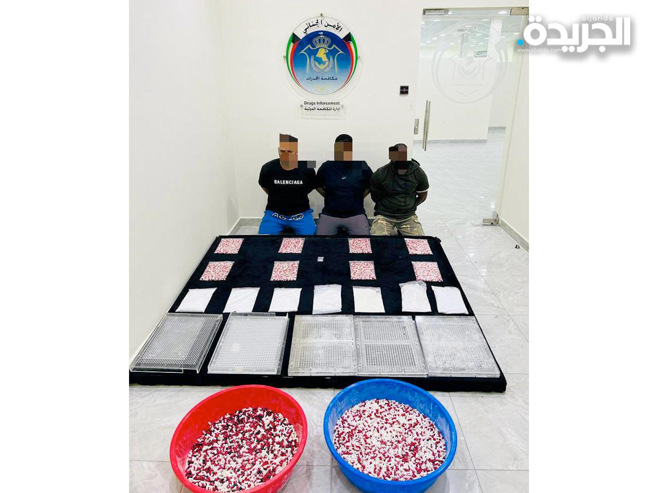 المتهمون مع المضبوطات