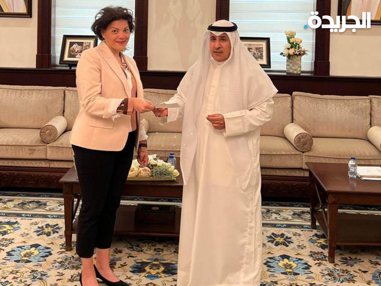 السفير عزيز الديحاني يسلم الشيك الخاص بالتبرع لمديرة العلاقات الخارجية بالإنابة تمارا الرفاعي