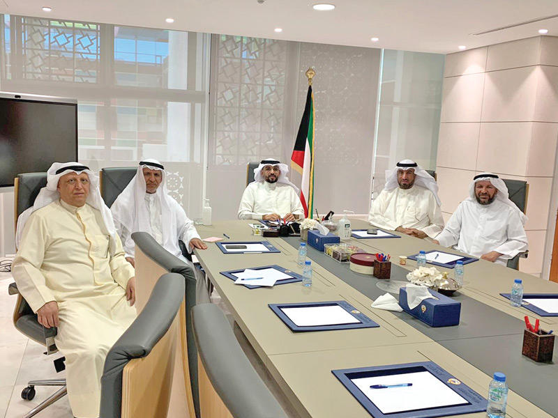 وكيل وزارة الشؤون الاجتماعية عبدالعزيز شعيب خلال اجتماعه بأعضاء اتحاد الجمعيات والمبرات