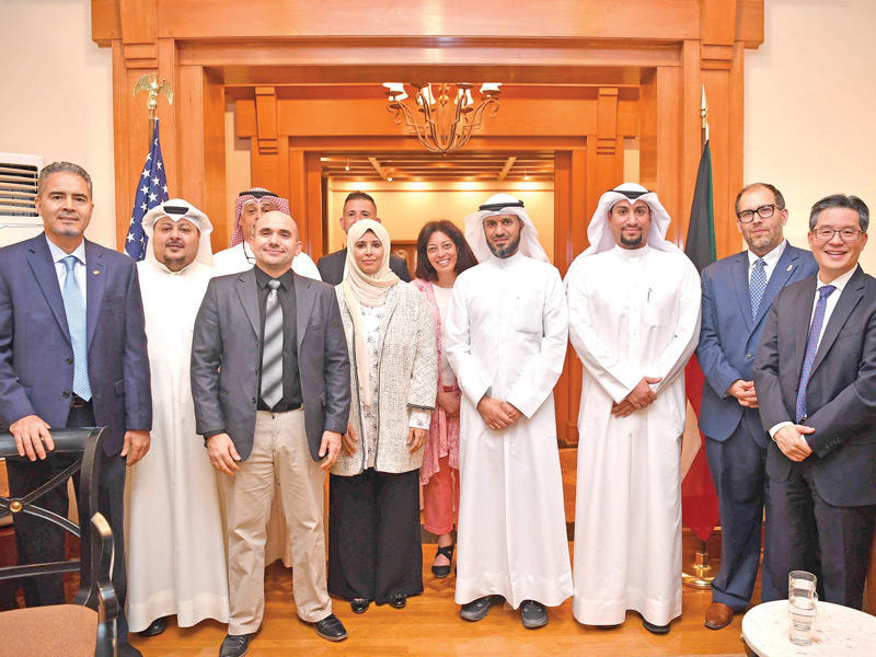 المشاركون في حفل السفارة الأميركية بمناسبة رفع اسم الكويت من «تقرير 301»