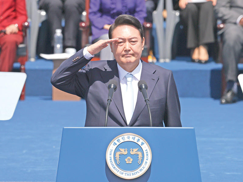 رئيس كوريا الجنوبية الجديد خلال حفل تنصيبه في سيول ( د ب أ)  