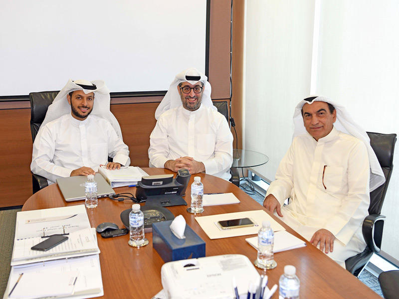 عبدالعزيز السند (يساراً) ومحمد الأيوب خلال «العمومية» (تصوير عوض التعمري)