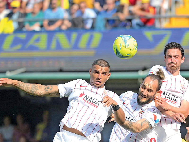 لاعبو إشبيلية خلال مباراة سابقة