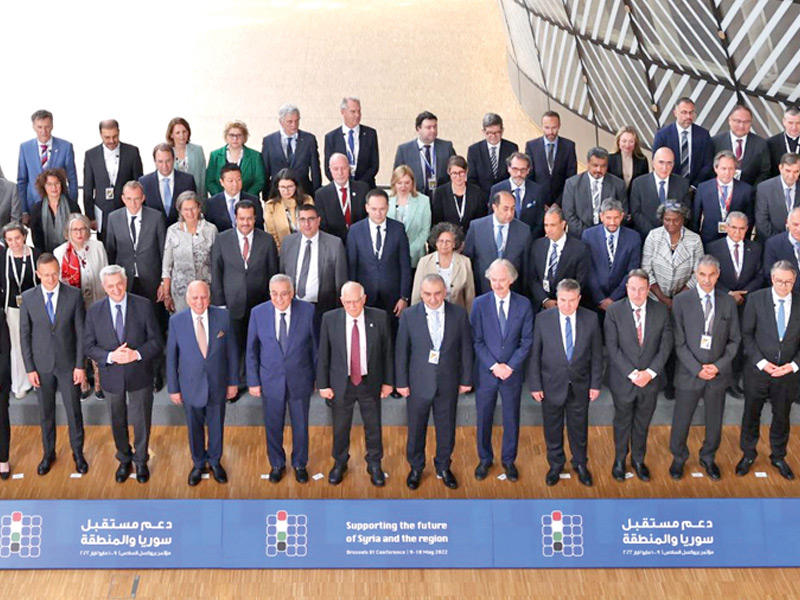 صورة جماعية للمشاركين في مؤتمر المانحين لدعم مستقبل سورية ودول الجوار اليوم 