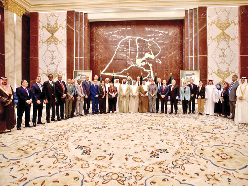 وزير الخارجية الشيخ د. أحمد الناصر خلال لقائه بالوفد