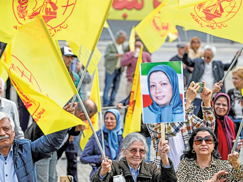 أنصار «مجاهدي خلق» يتظاهرون أمام محكمة بلجيكية (أ ف ب)