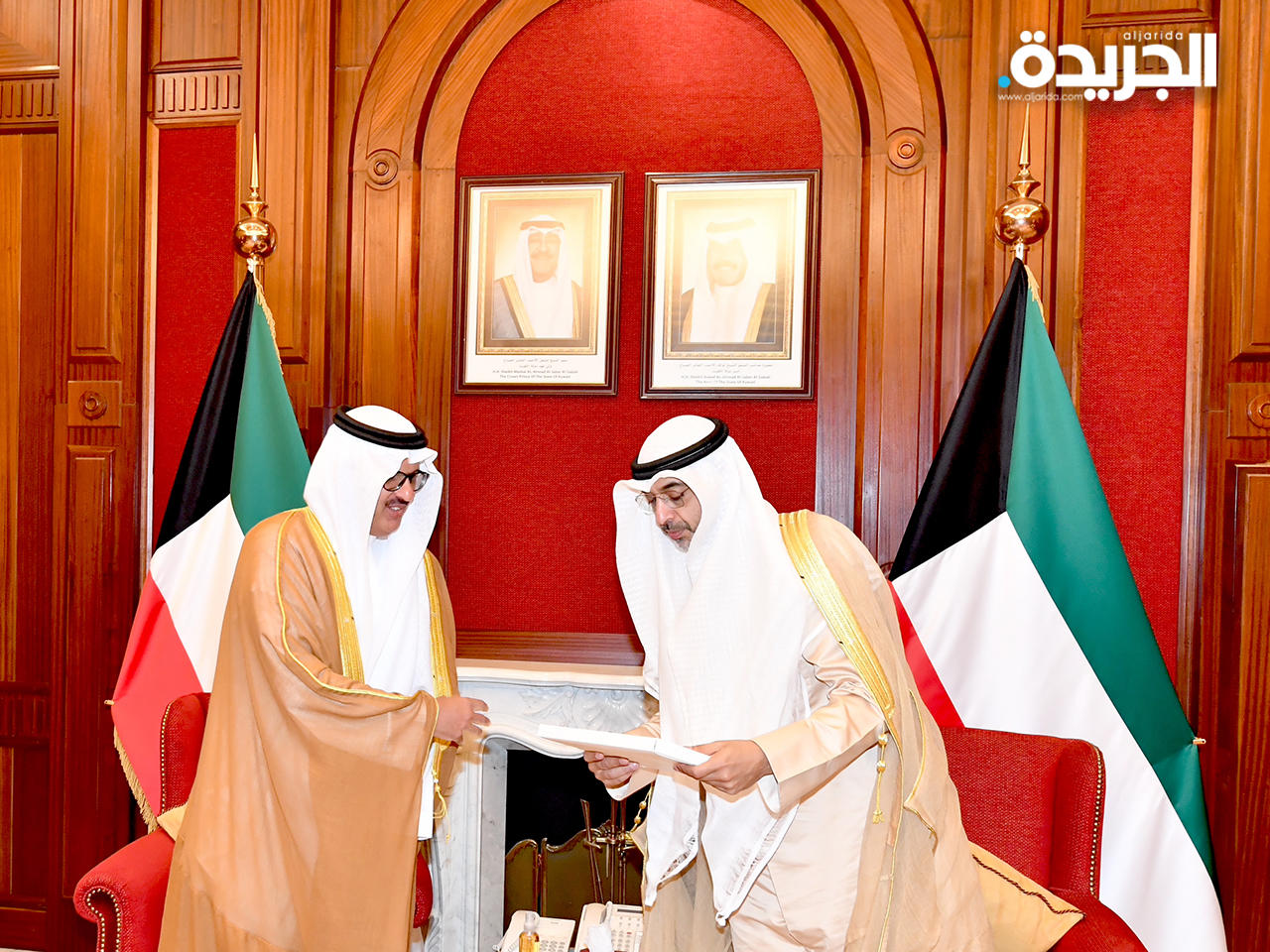 وزير شؤون الديوان الأميري الشيخ محمد عبدالله المبارك يتسلم الرسالة من السفير السعودي