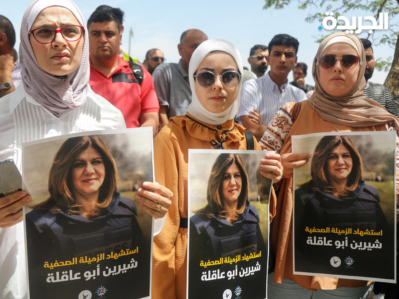 فلسطينيون يحملون صور أبوعاقلة التي قتلت بنيران الجيش الإسرائيلي