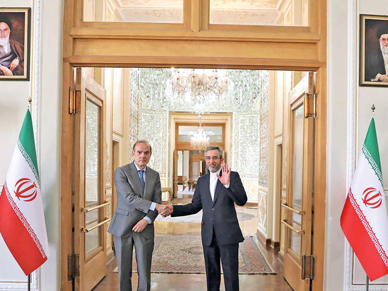 باقري كني مستقبلا مورا في طهران (أ ف ب)