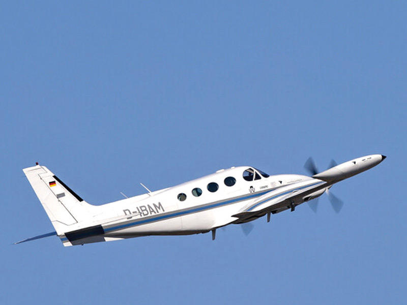 راكب ليس لديه خبرة في الطيران يهبط بنجاح بطائرة صغيرة في مطار بالم بيتش الدولي في فلوريدا