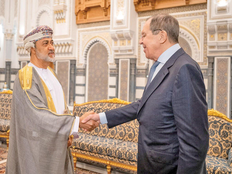 السلطان هيثم بن طارق مستقبلاً لافروف في مسقط  (رويترز)