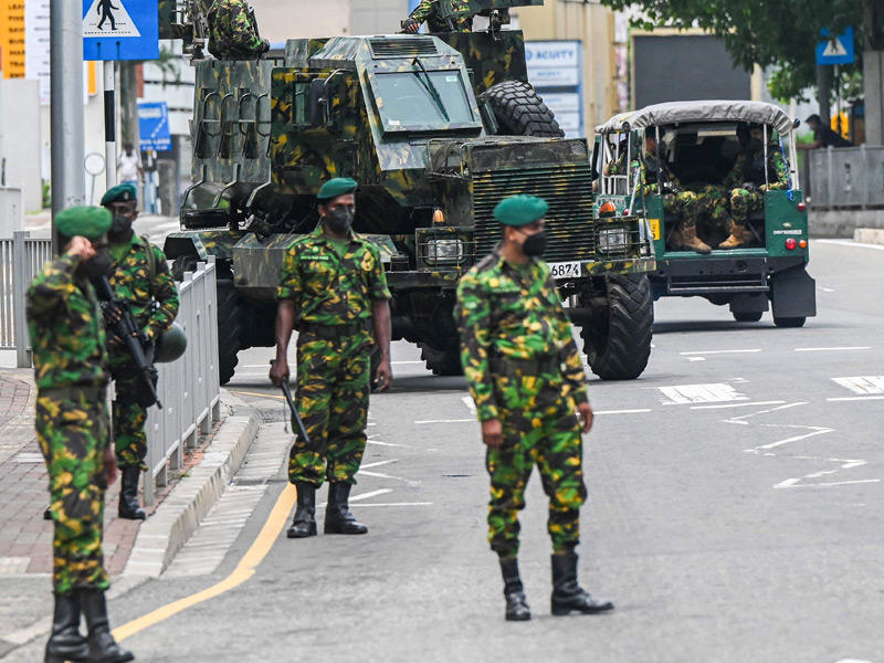 جنود يقيمون نقطة تفتيش لوقف اعمال الشغب في احد شوارع كولومبو  (AFP)