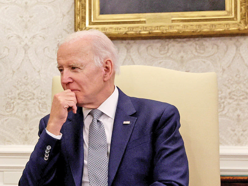 الرئيس الأميركي جو بايدن خلال استقبال رئيس الوزراء الإيطالي ماريو دراغي في المكتب البيضاوي (رويترز) 