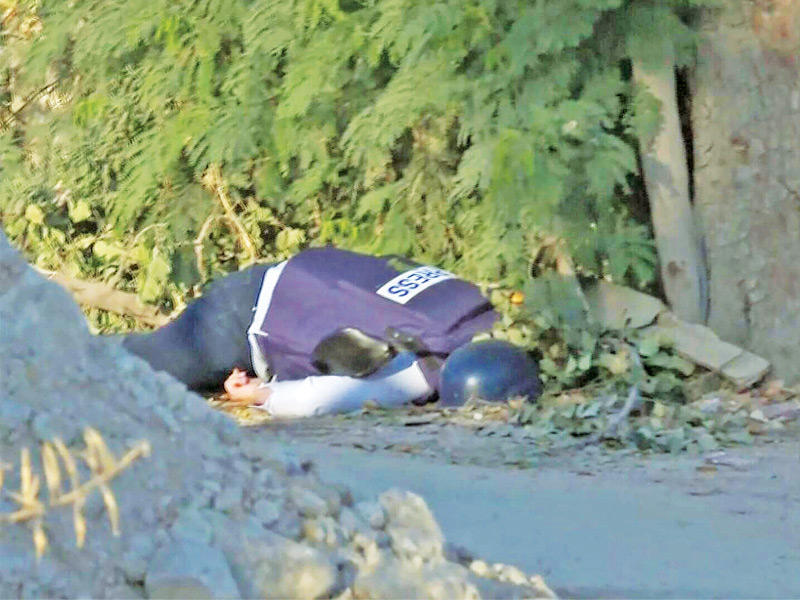 الشهيدة الصحافية الفلسطينية شيرين أبوعاقلة لحظة استهدافها برصاص الغدر الصهيوني أمس