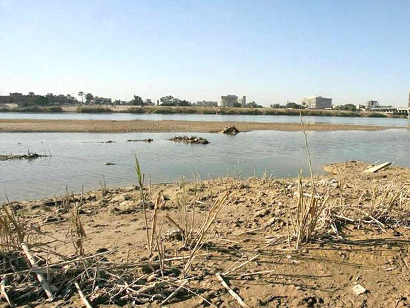 صورة توضيحية تبين تنحفاض منسوب مياه نهر دجلة 