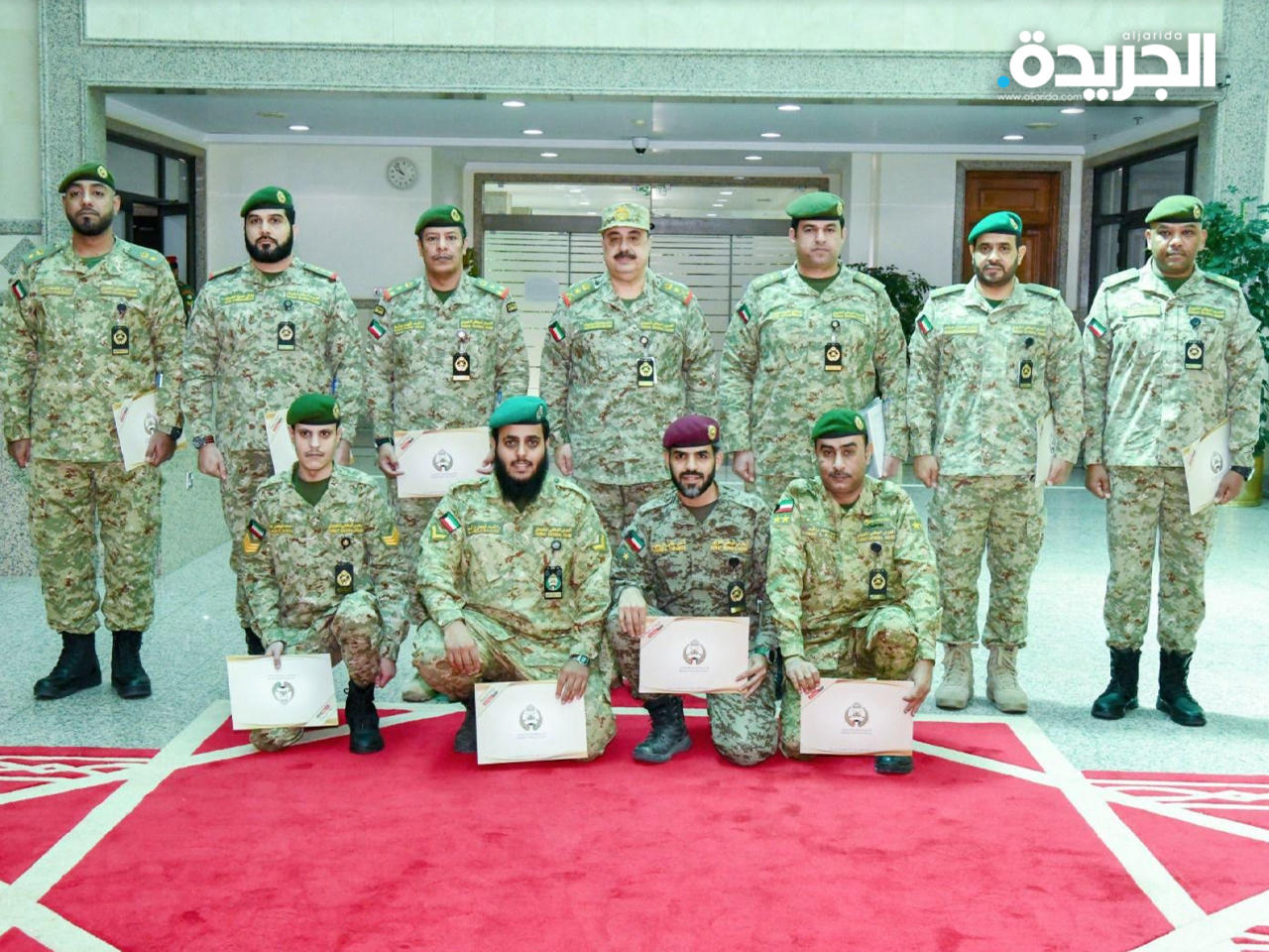 وكيل الحرس الوطني الفريق الركن هاشم الرفاعي متوسطاً المكرمين