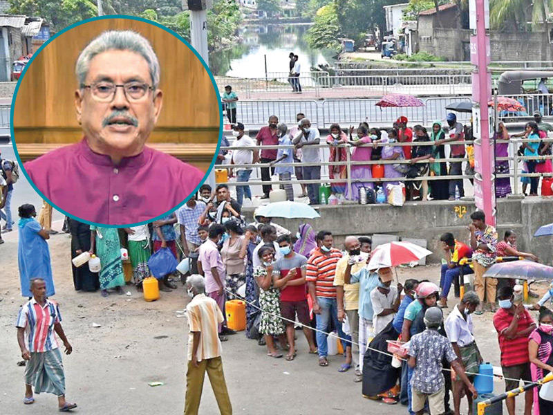 طوابير طويلة من الناس خارج محطات البنزين في سريلانكا.. وفي الإطار الرئيس غوتابايا راجاباكسا