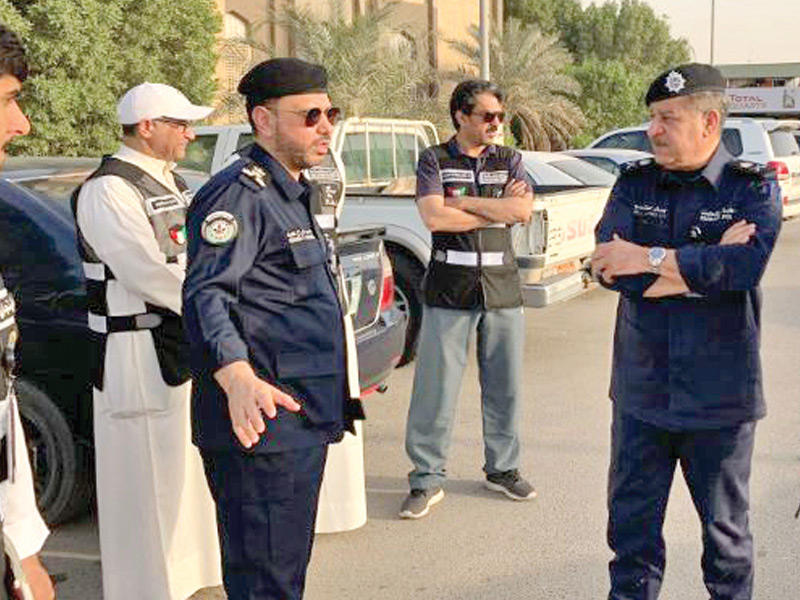 وكيل وزارة الداخلية المساعد لشؤون المرور والعمليات اللواء جمال الصايغ ومساعد المدير العام للإدارة للشؤون الفنية العميد محمد العدواني يشرفان على حملة الصليبية 