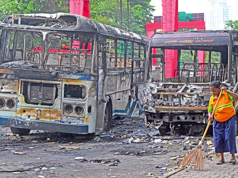 احتراق باصين في الطريق مما أدى لخلق حالة من الفوضة في شوارع سريلانكا