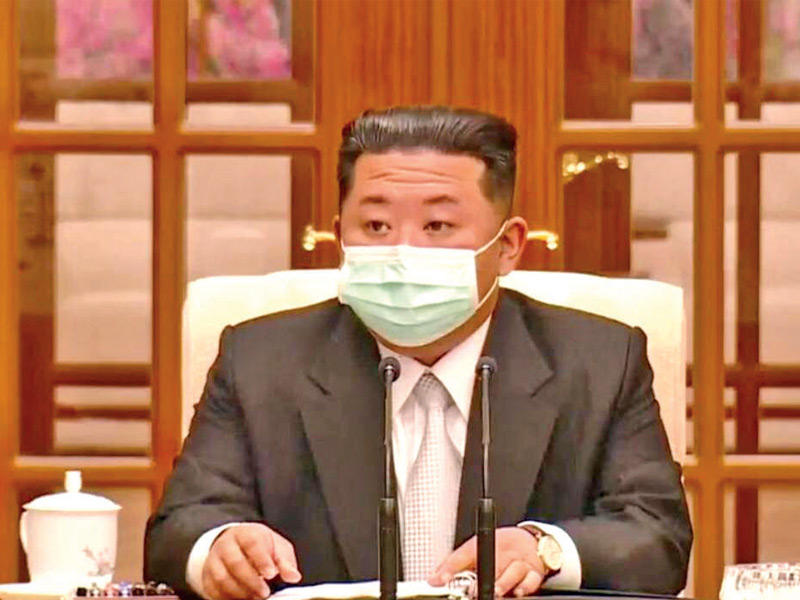 كيم جونغ أون يرتدي الكمامة للمرة الأولى