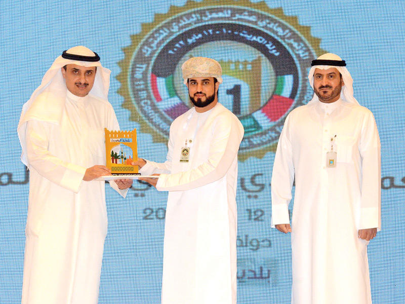 المنفوحي والمحيلبي مكرمين أحد المشاركين خلال اختتام المؤتمر 