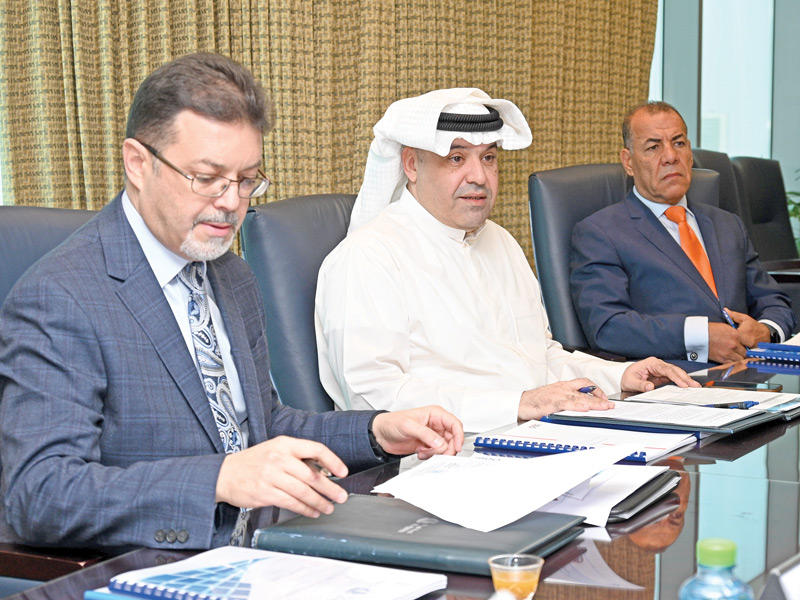 الرئيس التنفيذي للشركة الكويتية العقارية القابضة، طارق المنصور في الوسط مترئساً عمومية «العقارية» t(تصوير نوفل إبراهيم)