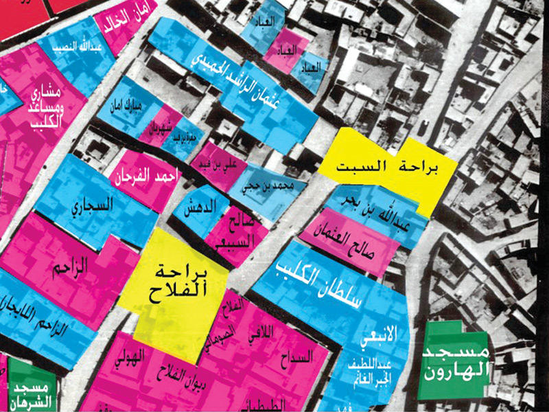 لقطة جوية لجزء من الحي القبلي تبدو فيها براحة السبت وبعض البيوت التي حولها