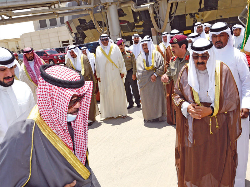 الأمير لدى مغادرته أمس وفي وداعه كبار الشيوخ والمسؤولين 