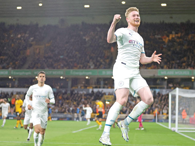  نجم سيتي يحتفل بهدفه الرابع  كيفن دي بروين