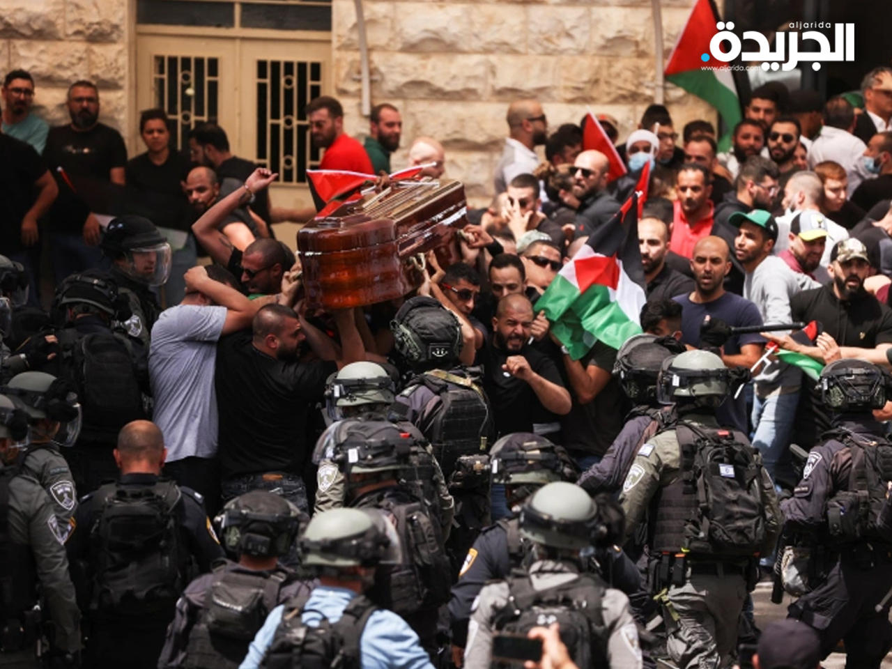 شرطة الاحتلال وهي تهاجم جنازة شيرين أبو عاقلة