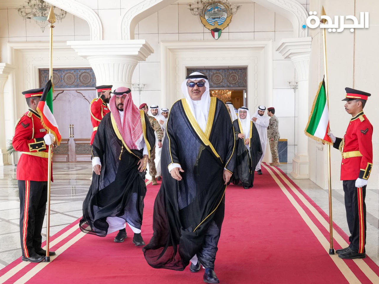 ممثل الأمير لدى مغادرته إلى الإمارات للتعزية 