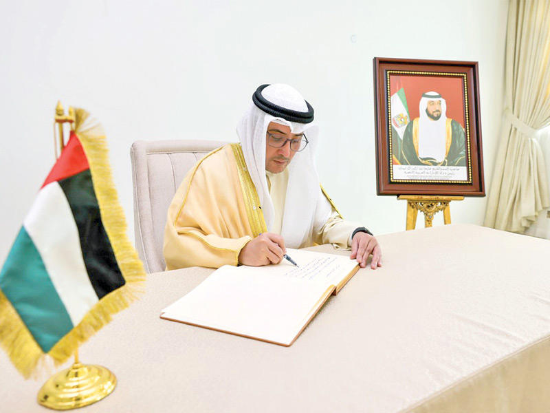 وزير الخارجية، الشيخ د. أحمد الناصر خلال تقديمه واجب العزاء