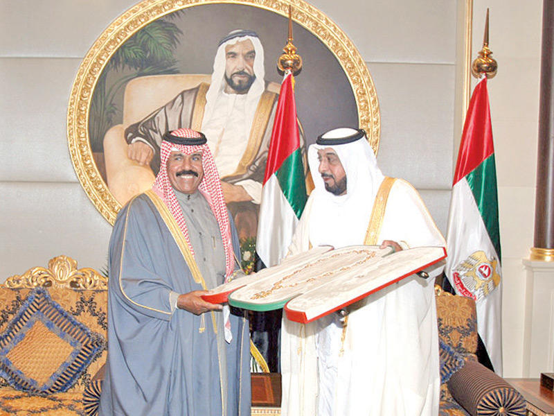 الراحل خلال منح سمو الأمير الشيخ نواف الأحمد وسام زايد عام 2007