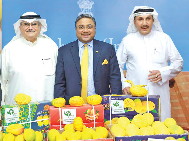 السفير الهندي مع بعض ضيوف مهرجان المانغو