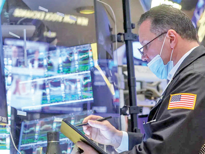 أحد الموظفين يراقب مؤشر البورصة