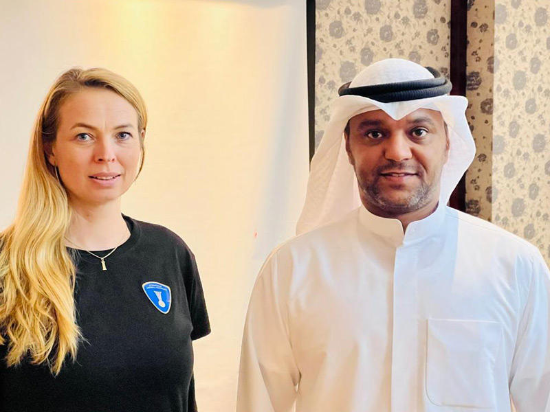 المدير الفني للاتحاد الكويتي لكرة اليد د. خالد الشرجي - رئيسة لجنة كرة اليد المدرسية في الاتحاد الدولي د. ايلونا هابكوفا