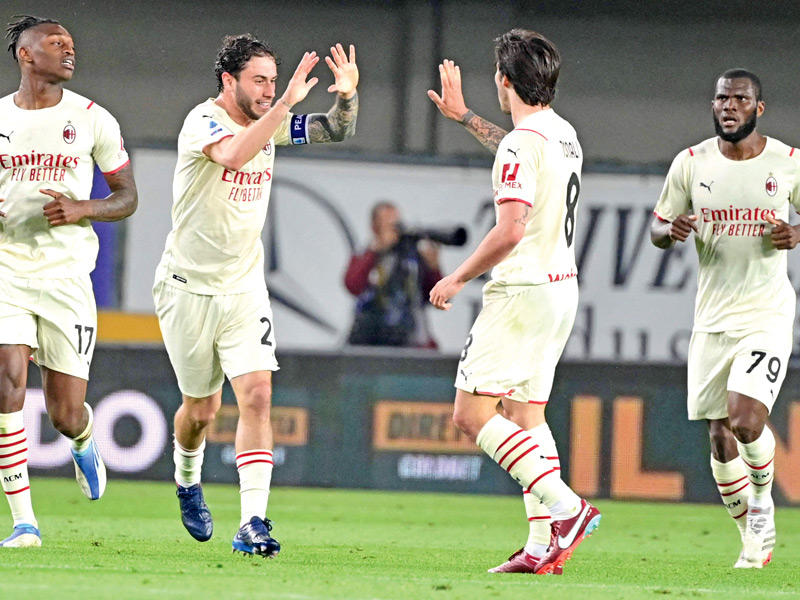 لاعبو ميلان خلال مباراة سابقة