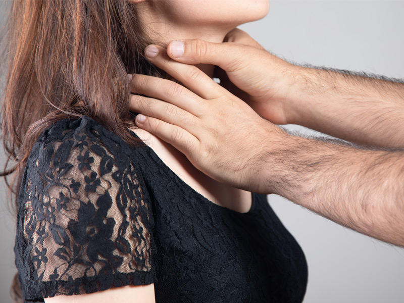 أميركي يقتل زوجته خنفاً