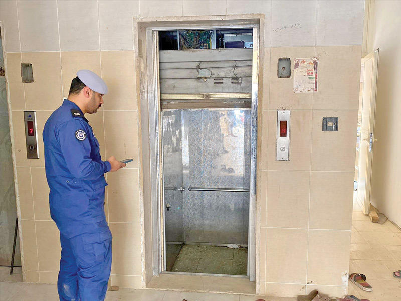 إصابة 12 وافداً بسقوط مصعد في جليب الشيوخ