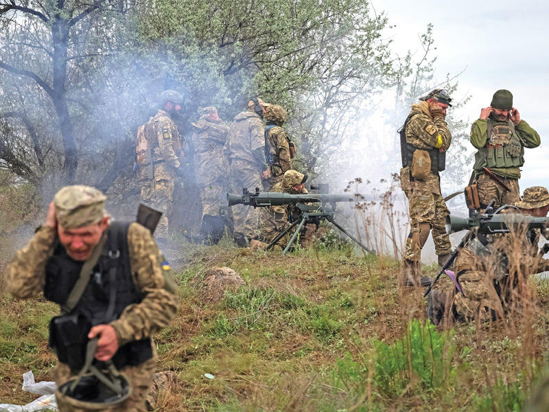جنود أوكرانيون خلال تدريبات على صواريخ مضادة للدبابات في دنبروبتروفسك أمس (رويترز)