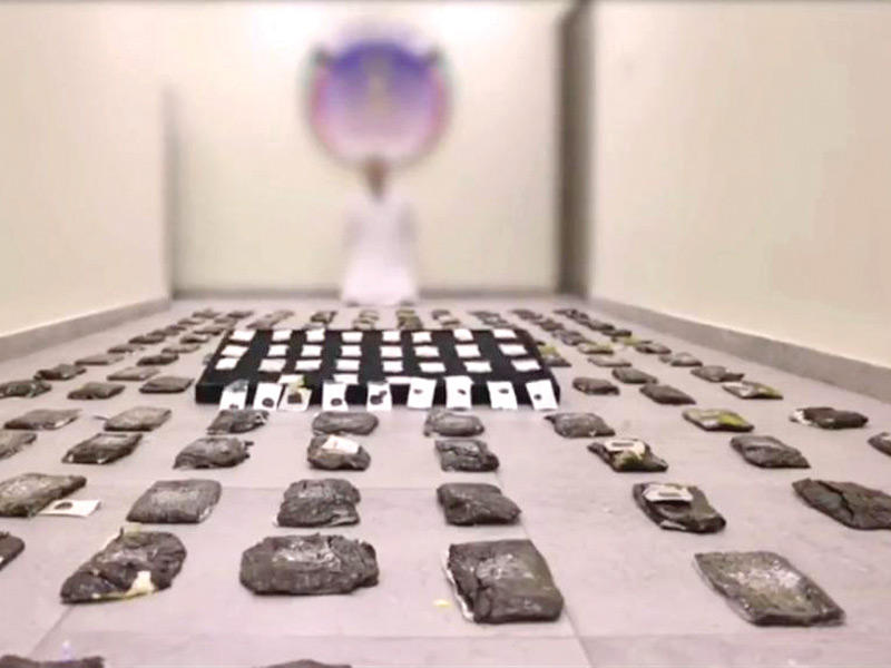 المتهم وأمامه المضبوطات