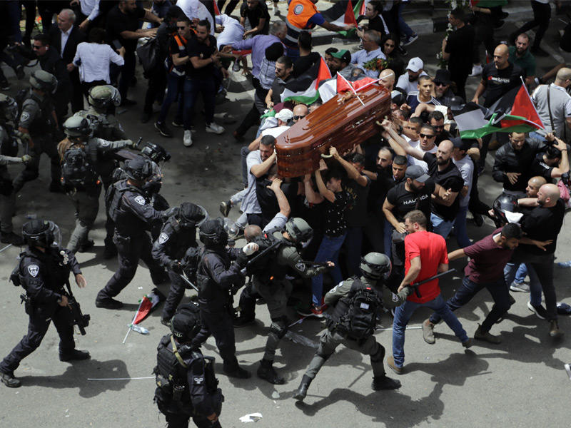 جنود الاحتلال اثناء اعتدائهم على موكب تشييع مراسلة قناة الجزيرة الراحلة شيرين أبو عاقلة في القدس 