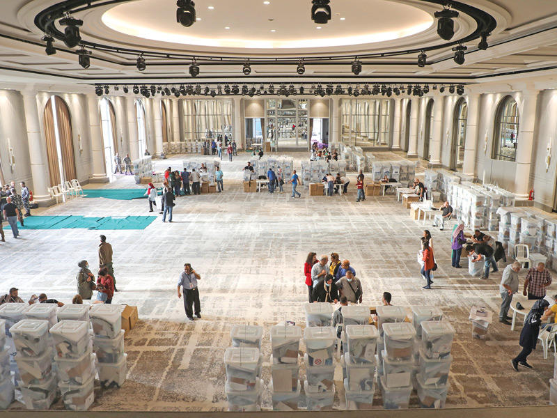 ناخبو لبنان يختارون غداً 128 نائبا في البرلمان