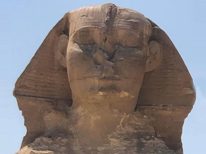 تمثال أبوالهول وهو مغمض العينين