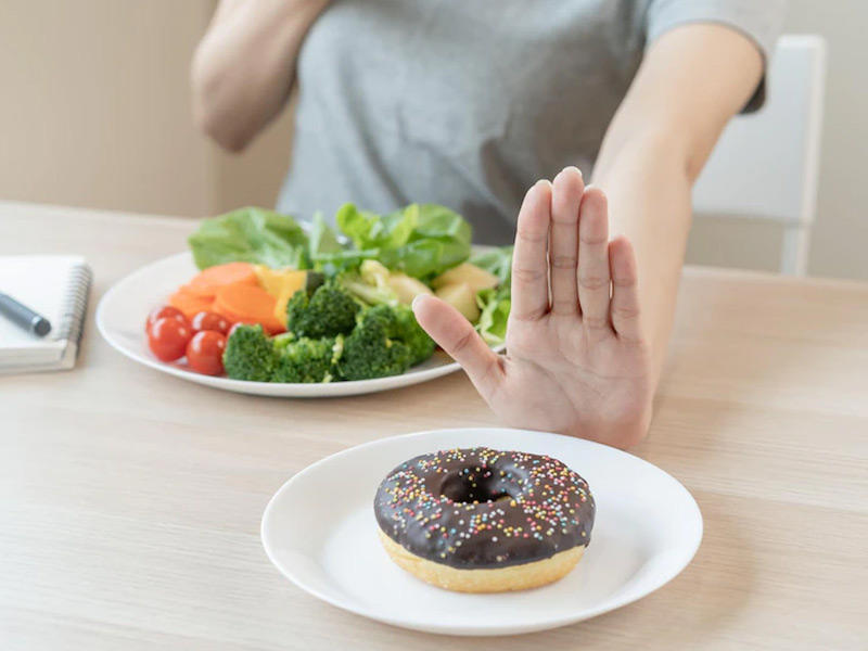 أحد العادات السيئة أثناء تناول الطعام