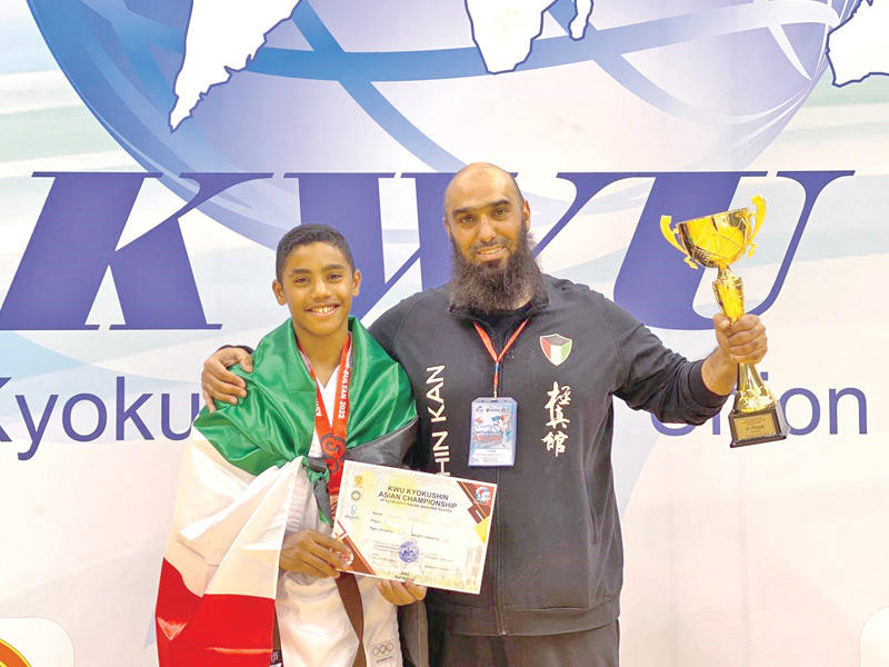 سليمان الزيدان مع  رئيس وفد المنتخب حسن الكندري