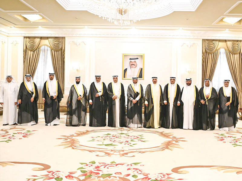 الغانم والوفد المرافق قبيل التوجه إلى أبوظبي